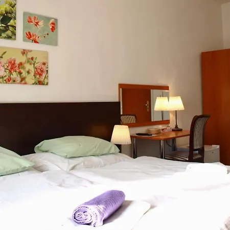 Village 3* كارلوفي فاري