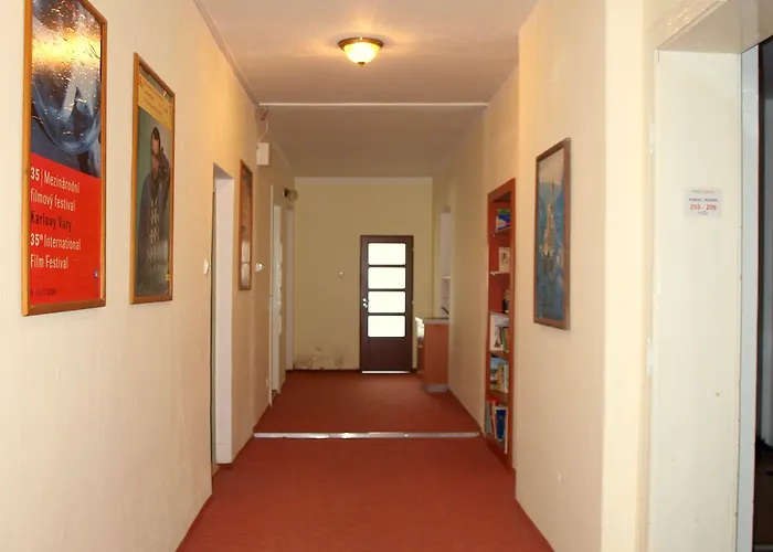 Village קרלובי וארי